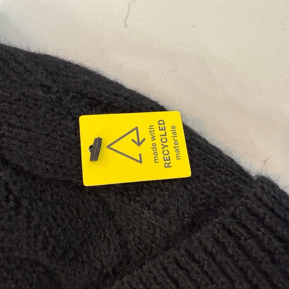 Turtle Fur Black Knit fleece lining and Pom-Pom Beanie adult size unisex
MWT - Picture 5 of 5